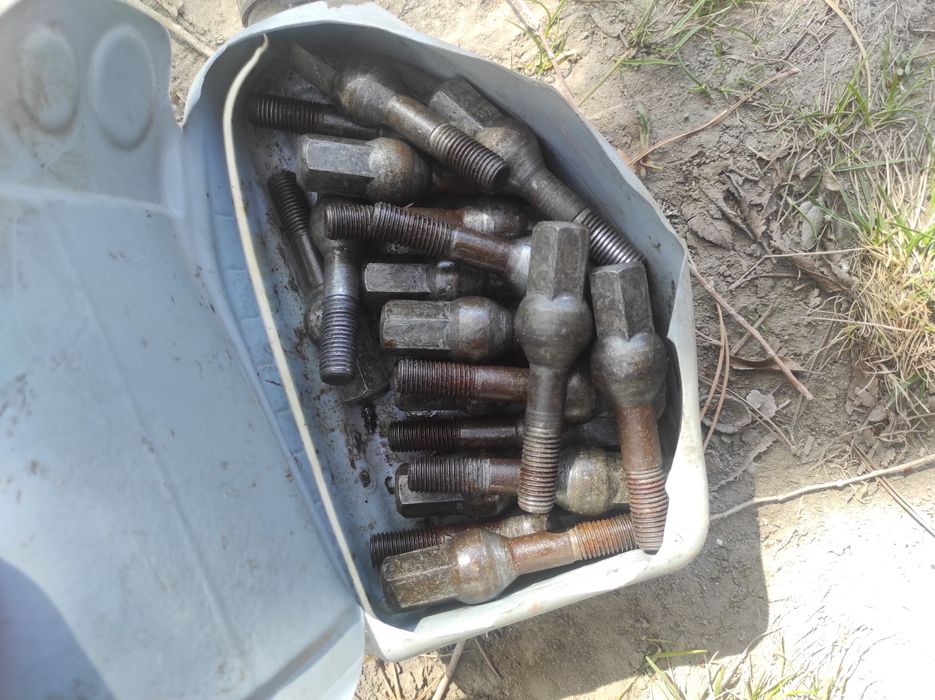 Колесные болты на Мерседес