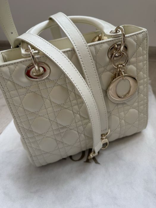 Чанта Lady Dior Medium цвят latte