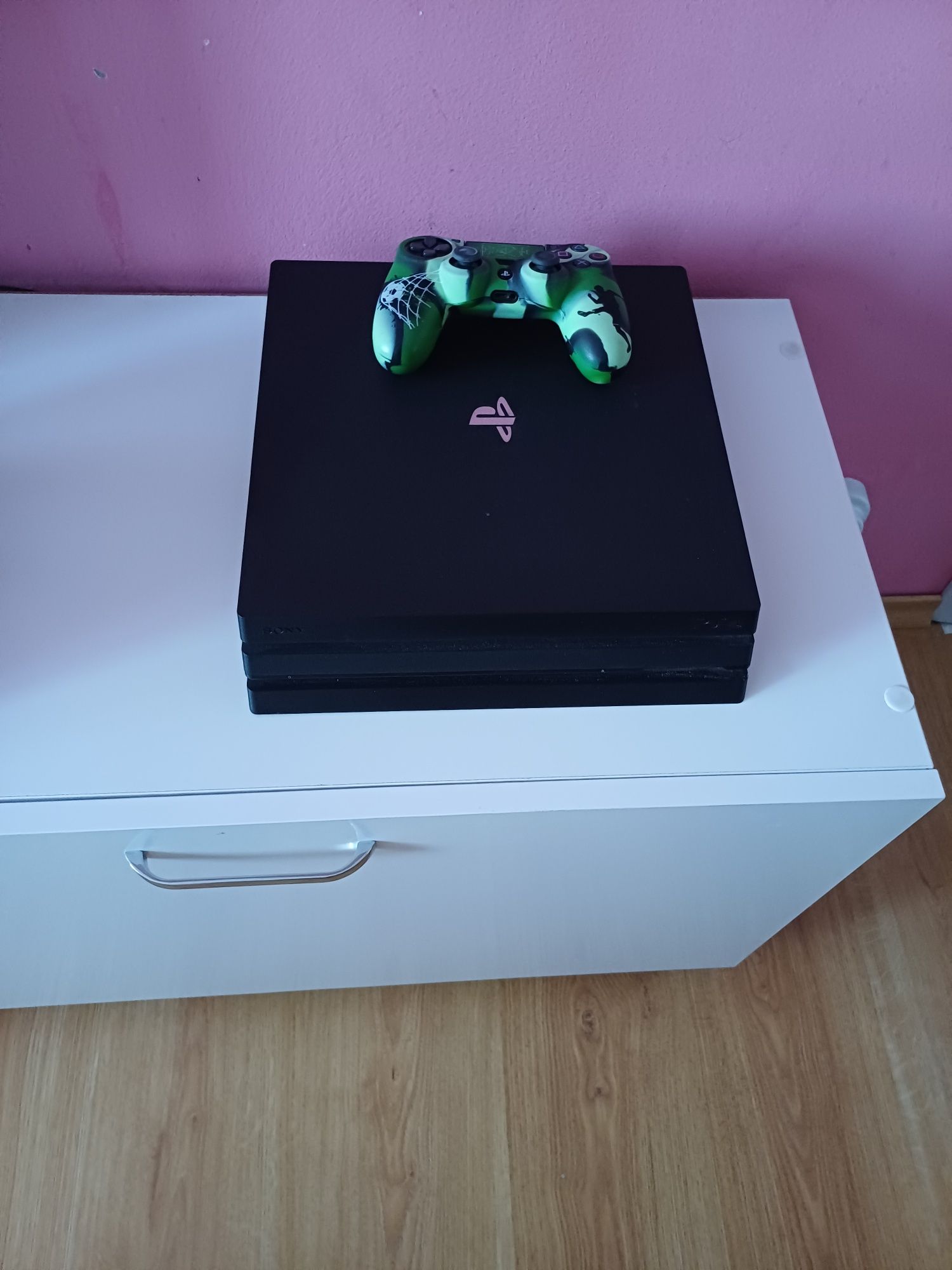 PS4 PRO 1TB много