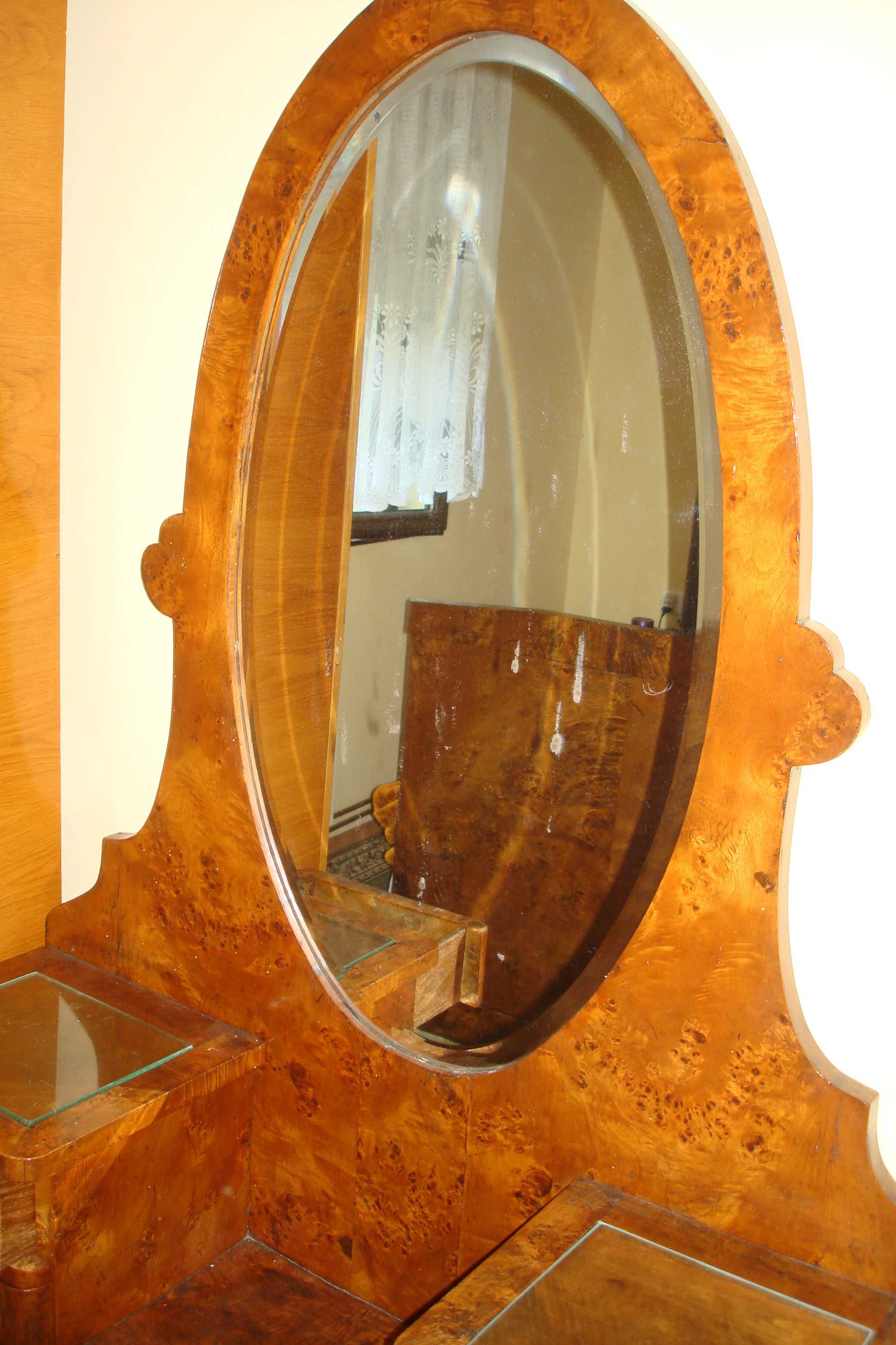 Toaleta veche cu oglinda ovala si furnir din plop bubos