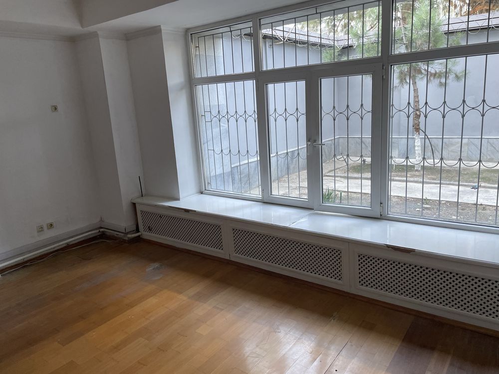 В аренду офисы в центре от 15 м.кв. , гараж , стоянка