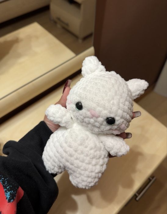 Ръчно плетено коте от мека плюшена прежда