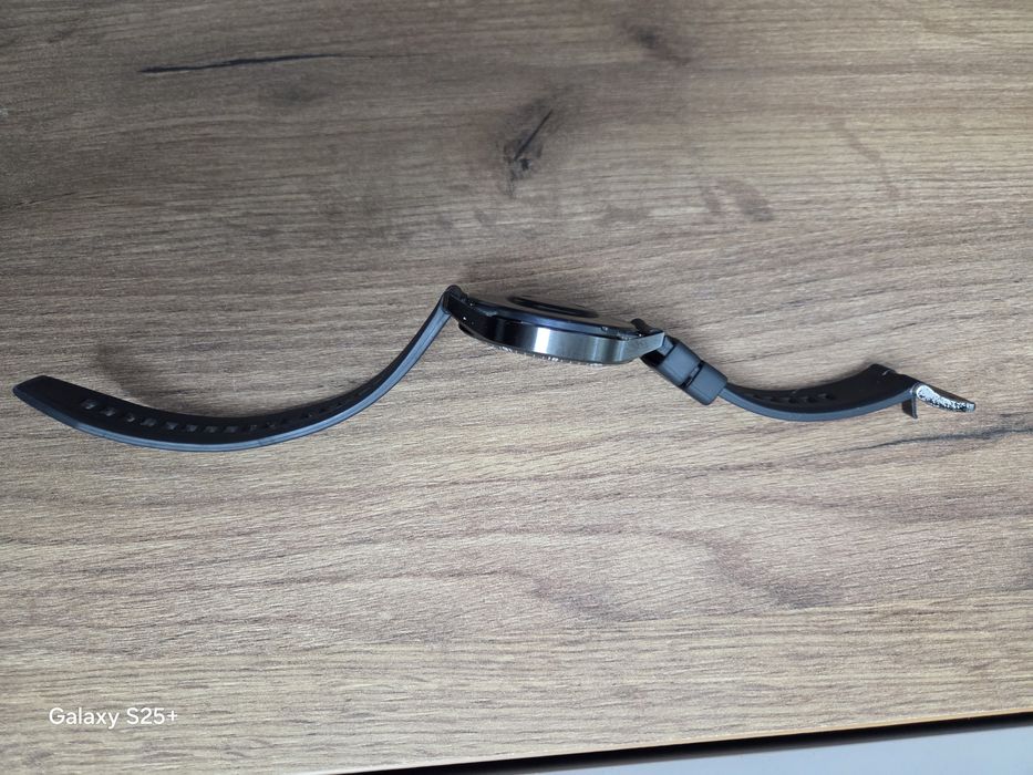 Huawei Watch GT 2 in stare buna, utilizat, prezinta urme de folosire.