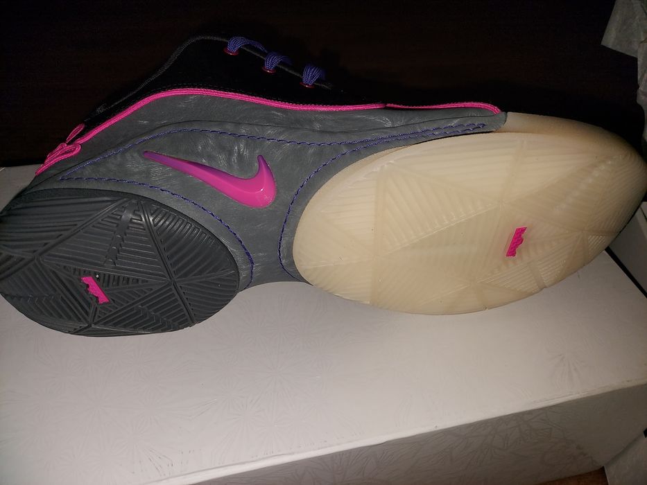 Vând pereche noua de ghete baschet Lebron XXII "Blacklight", 44.5 EU