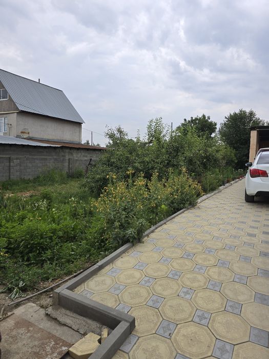 Продам пол дома 12 соток земли