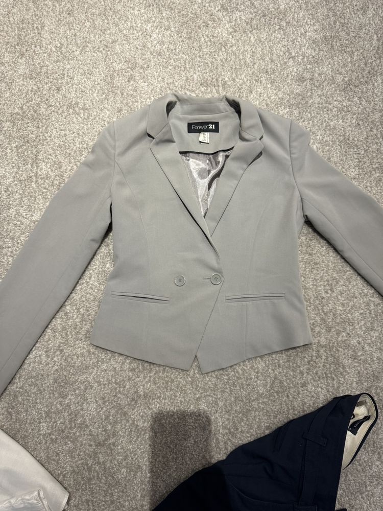 Классический лук пиджак,кофточка и брюки от бренда Forever 21,размер С
