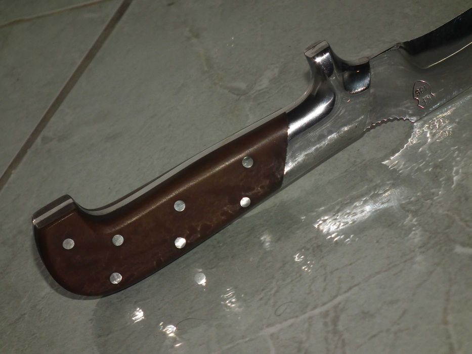 Cutit masiv retro - probabil cutit militar - ín stare foarte buná