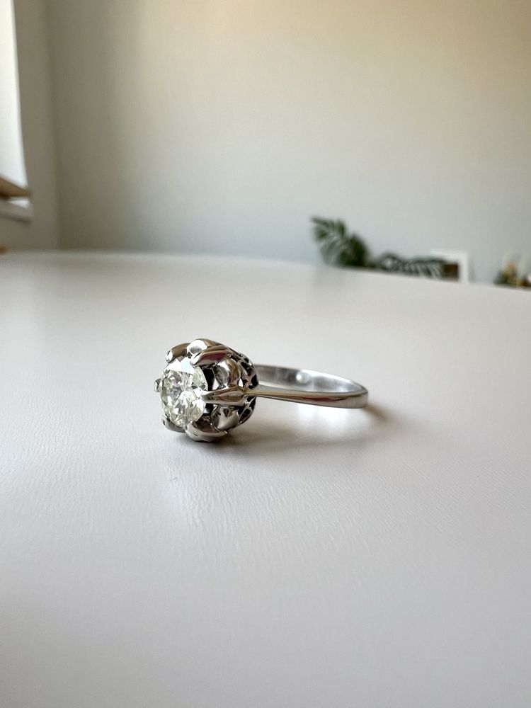 Inel din aur alb 18 kt tip solitaire cu diamant natural de 1 ct