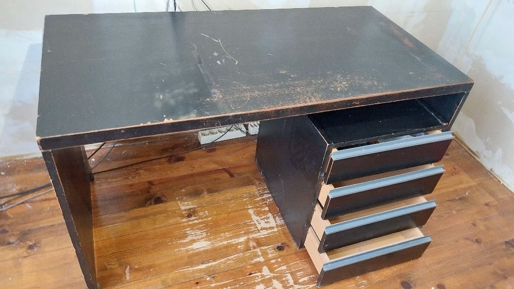 Бюро с подвижен шкаф с чекмеджета