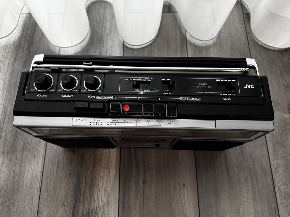 Vând radiocasetofon JVC RC-646L fabricat în 1980