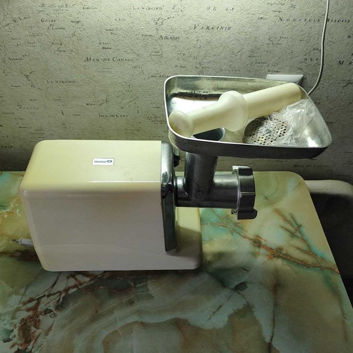 Мясорубка Daewoo Turbo Force 1800 белый