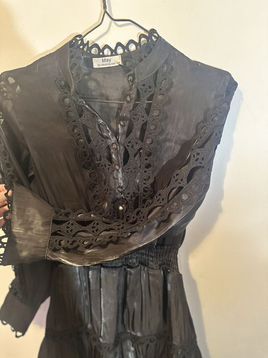 Рокля принт и черна рокля с дантела