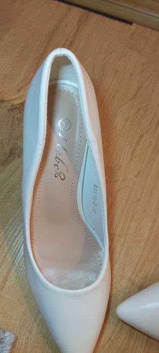 Vand pantofi albi cu toc de 7cm , marimea 37