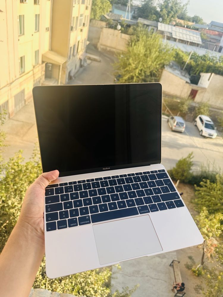 Macbook holati ideal kam ishlagan sotiladi