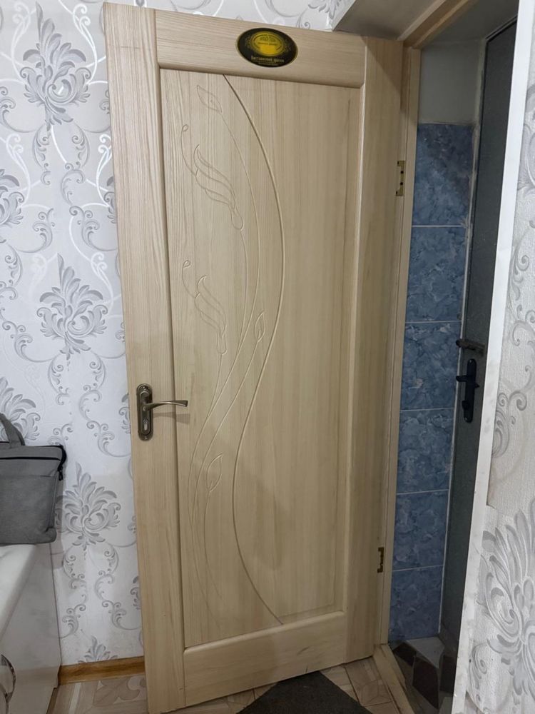 Продаю металлическую дверь, деревянную в подарок