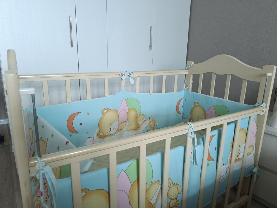 Детская кроватка с бортиками, матрасами, комплектами белья