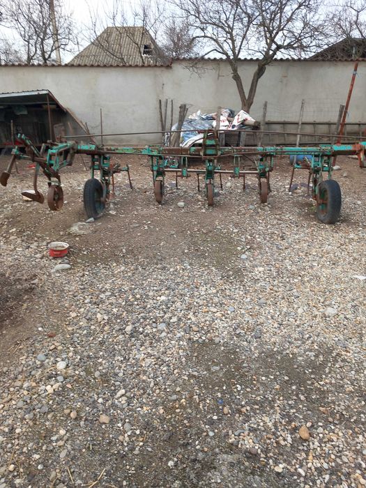 Vand Semanatoare porumb 6 randuri si Cultivator 7 sectii.pret 3000/buc