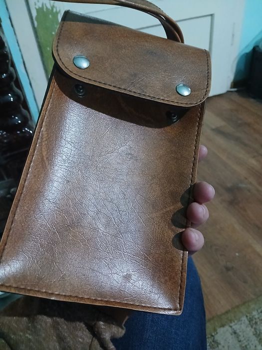 Vand geanta din piele are 60 de ani