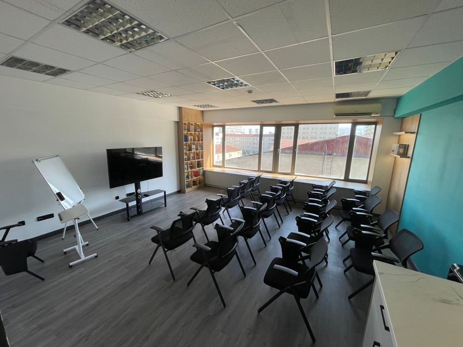 Уютный зал для тренингов, мастер-классов и деловых встреч!