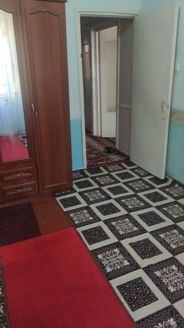 Chorsu bozori va metroga yaqin joyda oʻqiydigan bollaga kv bor