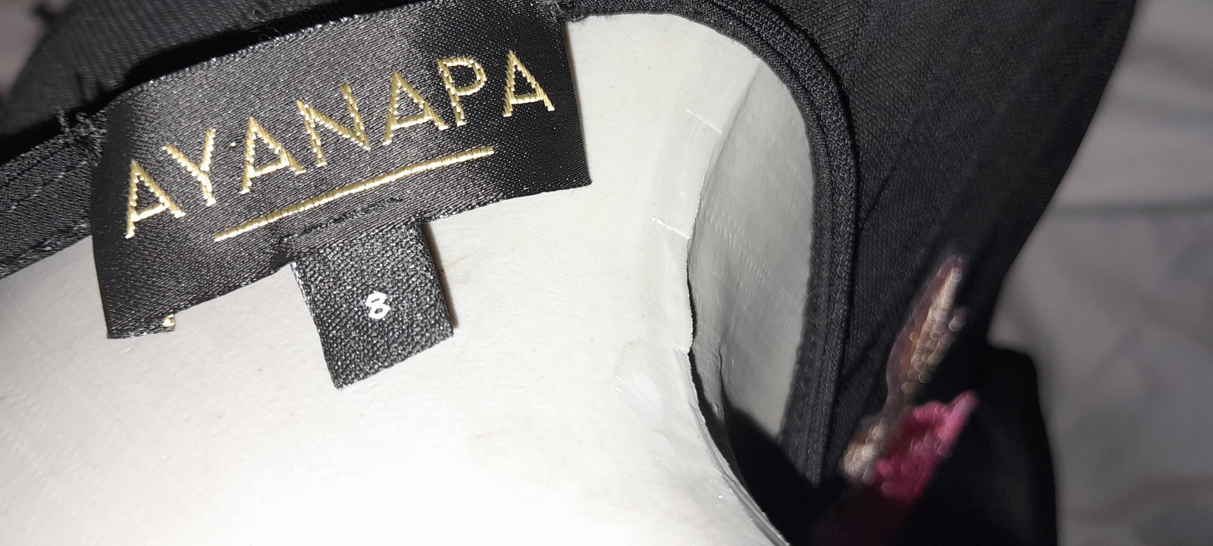 Рокля с бродерия и оформяща подплата