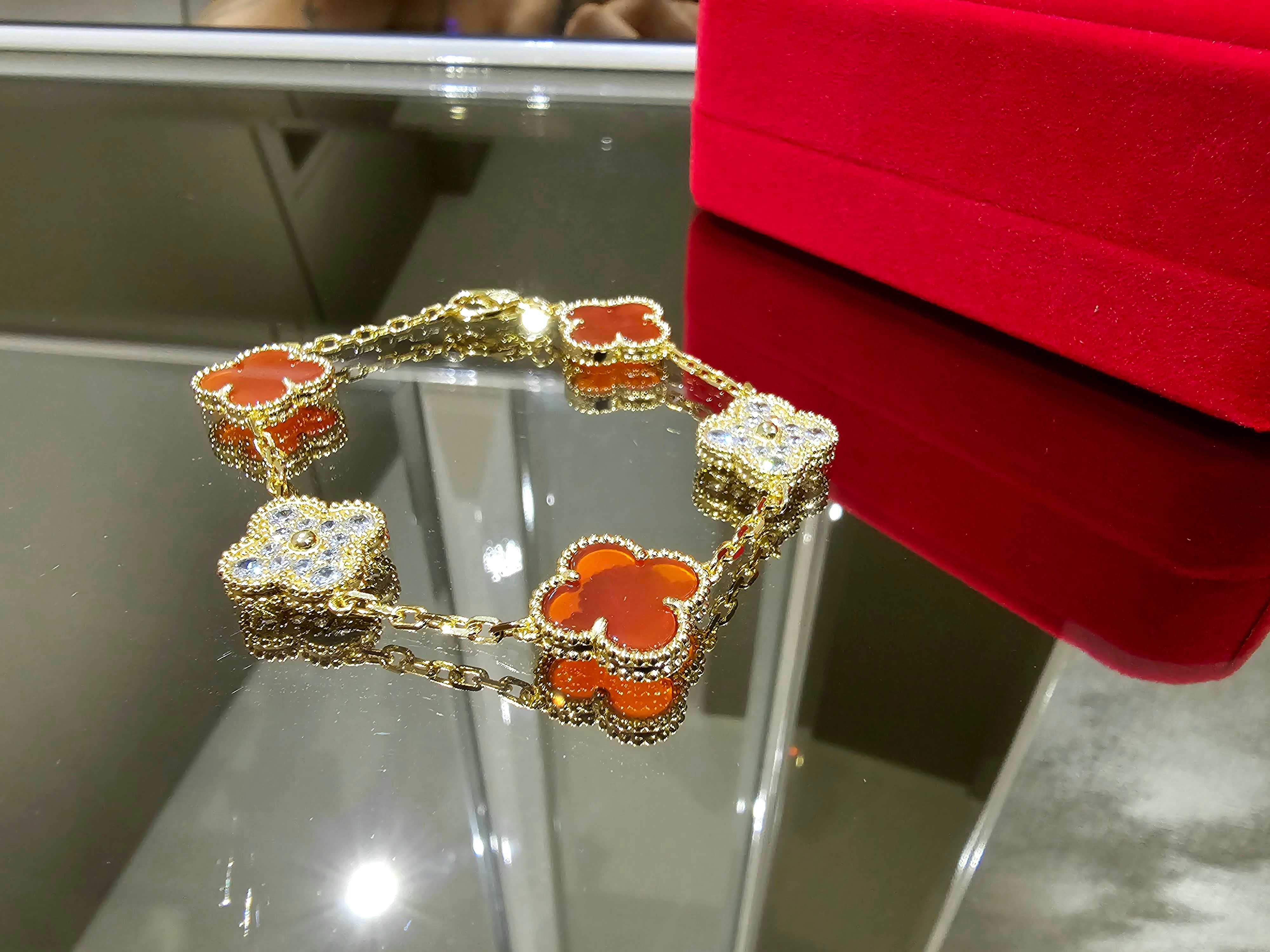 Van Cleef & Arpels VCA Gold Red Alhambra 5 Motifs Clover Дамска Гривна