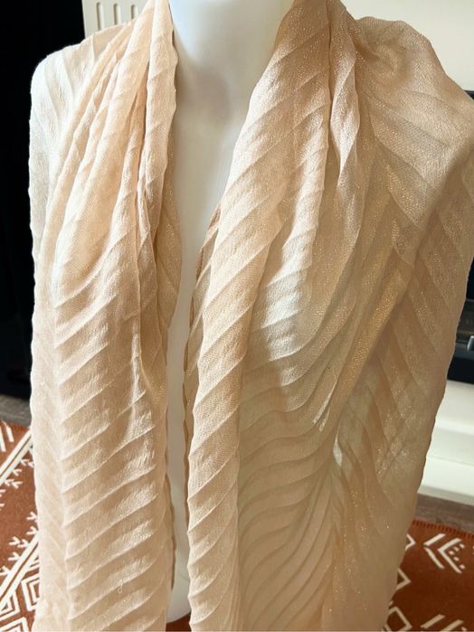 Нежен шал от проблясваща матетия