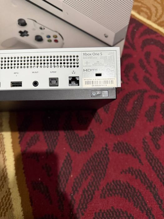 Продам Xbox series s 2 джойстик и игры  и Xbox one S 1 тб без игры