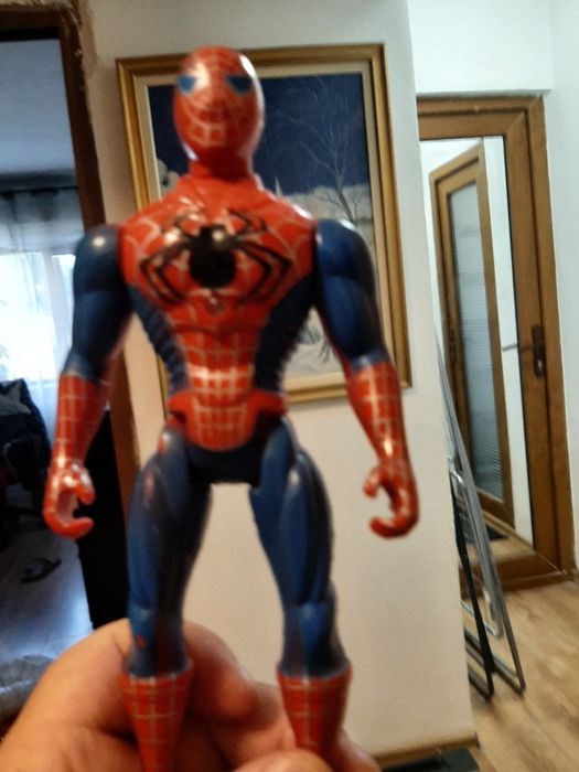 Vând jucării după eroi din filme și de pluș