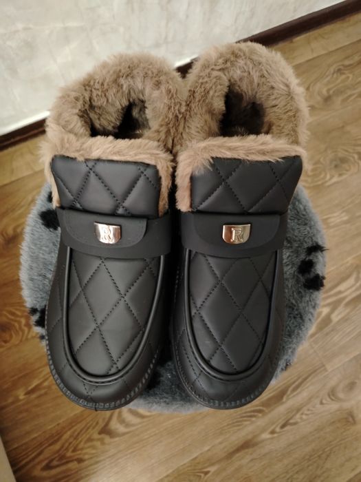 Прдам новые ботинки 40 р. За 5000т.