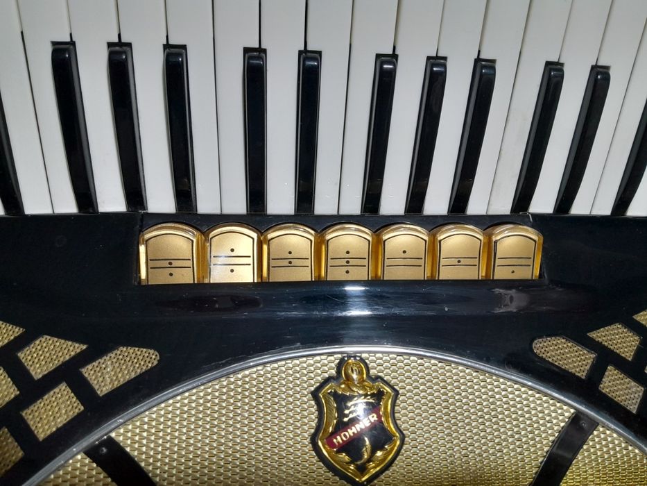 Vând Acordeon Hohner Lucia III P 96 de bași