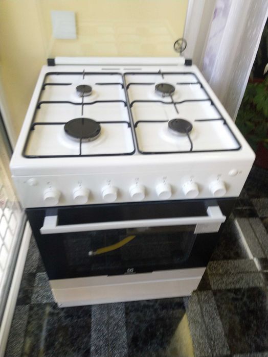 Vând aragaz pe gaz ELECTROLUX , NOU, dimensiuni 60X60X85.