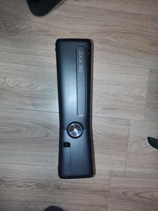 XBOX 360 Slim 500GB + 2 безжични джойстика