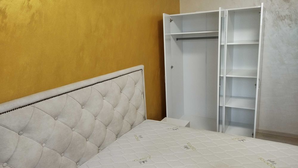 Спалня с матрак, гардероб и 2 нощни шкафчета