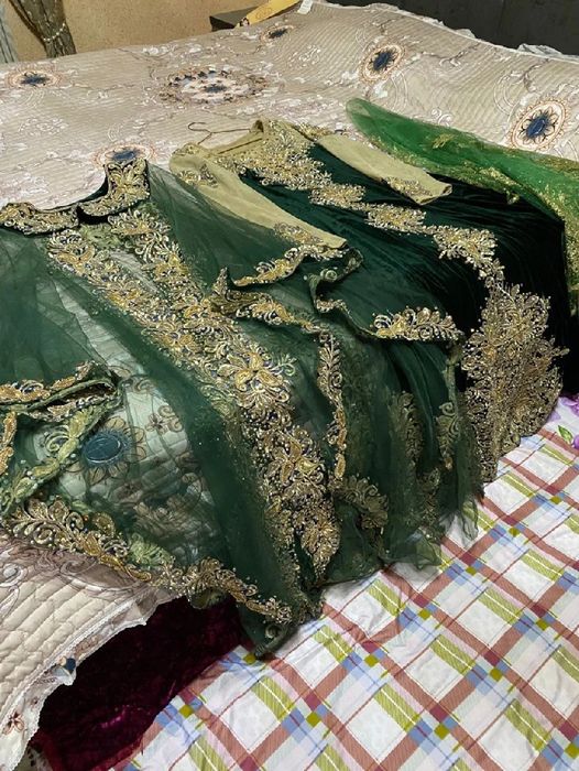 Ansambl ko'ylak sharfi bilan .