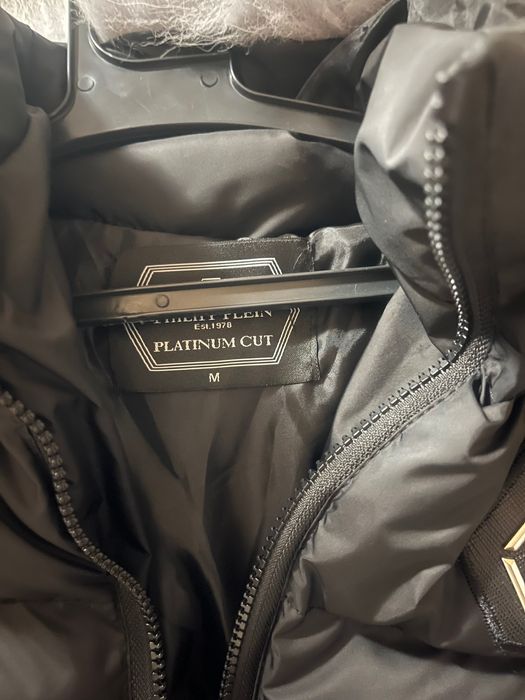 Чисто ново яке с естествен пух на качулката