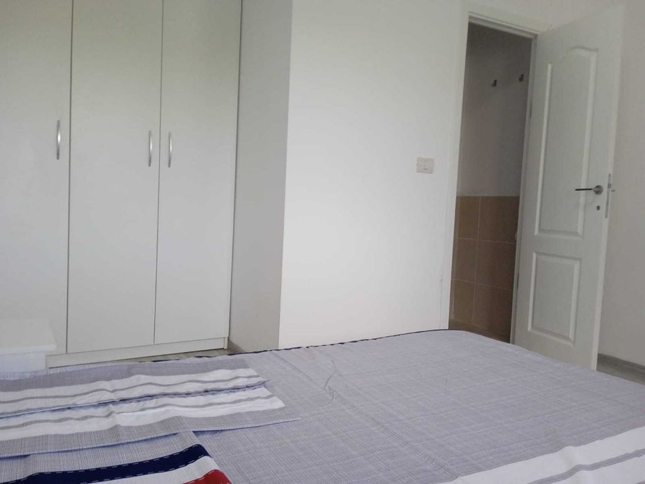 Camere la curte de inchiriat