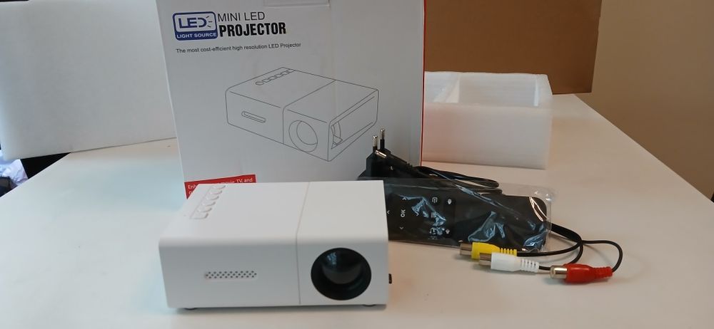 Mini LED projector - нов