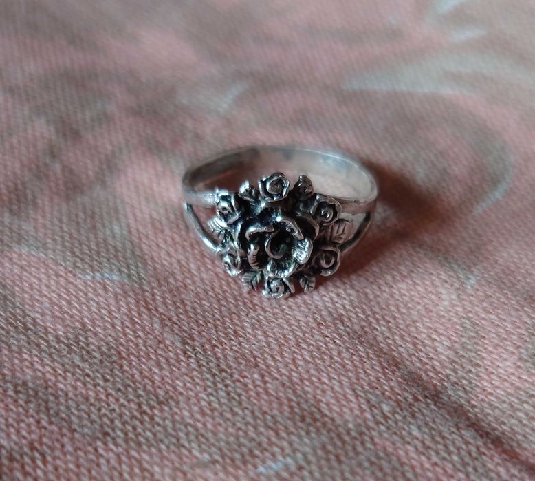 Сребърен пръстен с рози