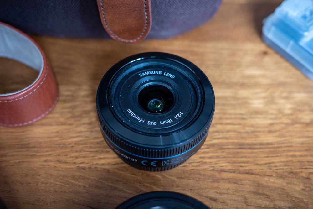 Samsung nx 300 + 3 обектива и аксесоари