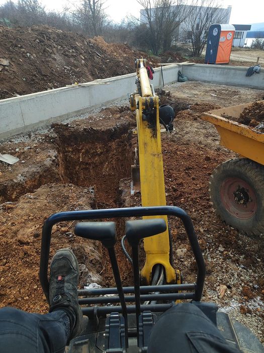 Предлагам услуги с мини багер и самосвал