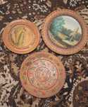 Titlu: Set de 3 farfurii decorative din lemn, lucrate manual