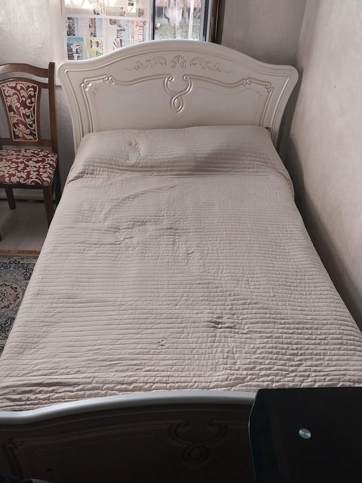 Продаётся 1,5-спальная кровать с матрасом