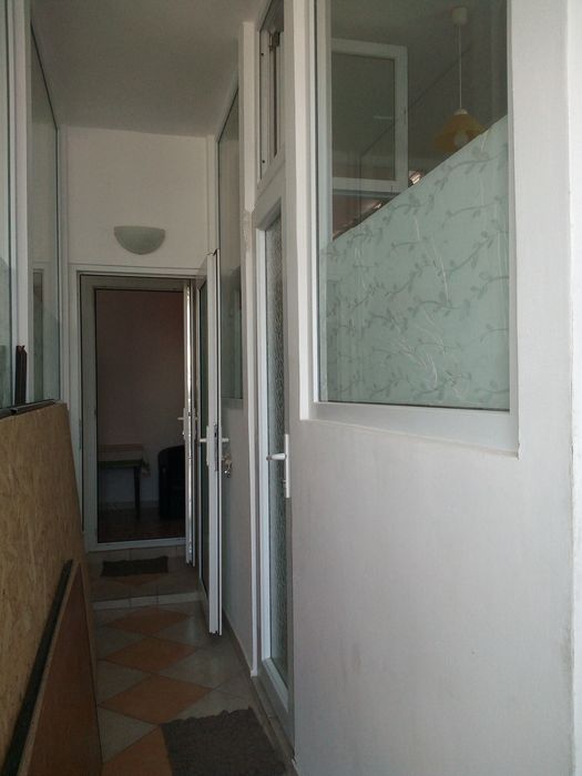 Inchiriez 3 camere decomandate cu bucatarie și baie la parter vila