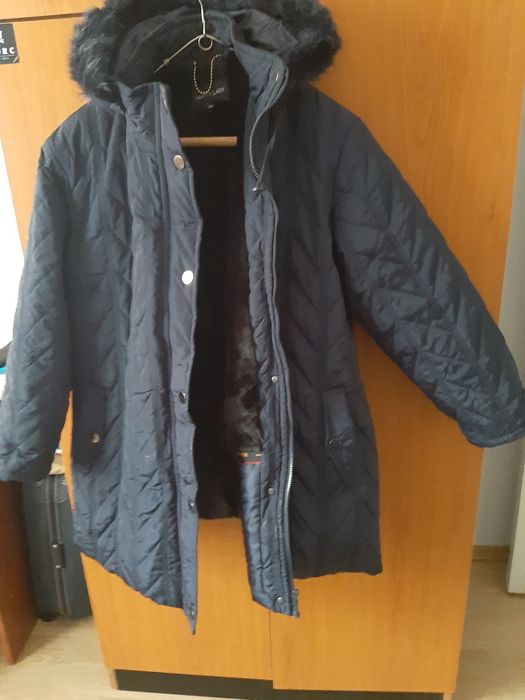 Geaca bleumarin de dama, imblanita, cu gluga.