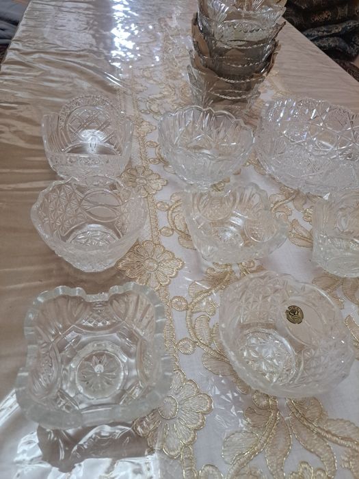 Komplekt xrustal idishlar sotiladi