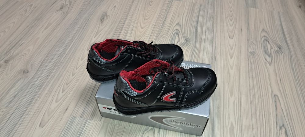 Чисто нови работни обувки