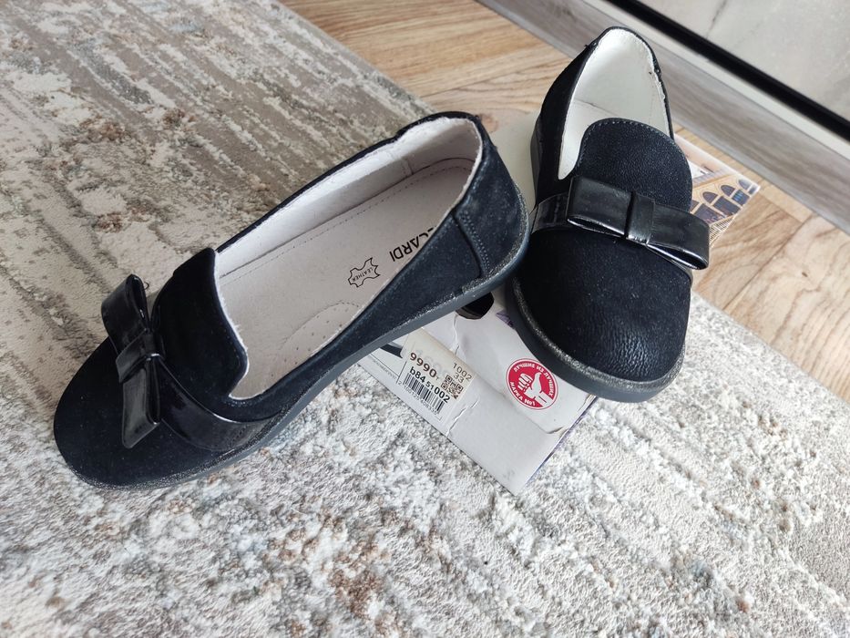 Туфли новые на девочку 33 размер