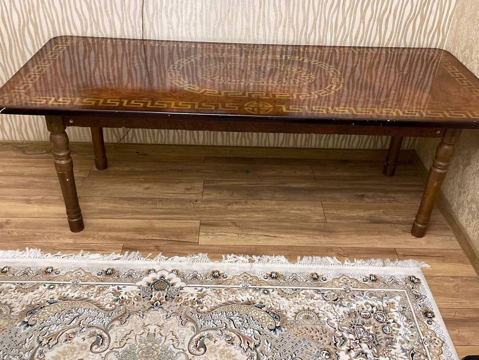 Стол для гостиной