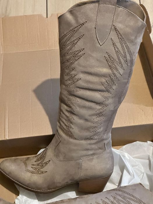 Cizme de cowboy brodate din piele întoarsă artificială